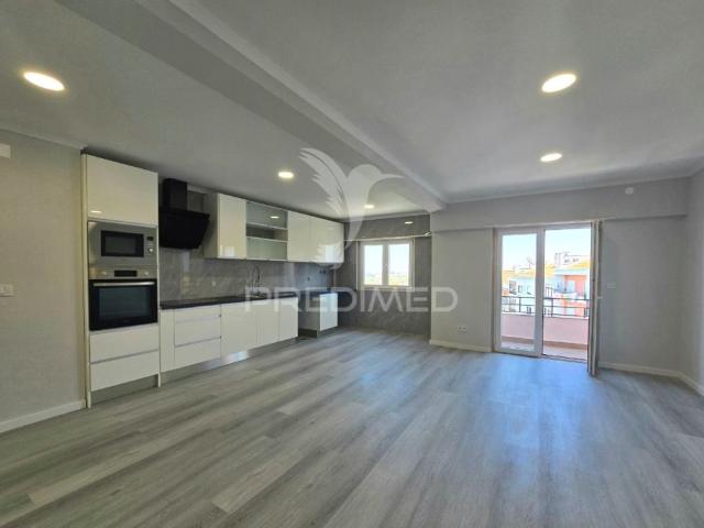Apartamento T4 Remodelado, na Cruz de Pau Amora