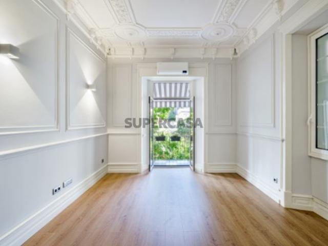 Apartamento T4 remodelado nas Avenidas Novas, em Lisboa
