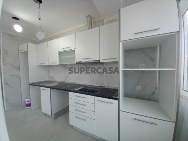 Apartamento T4 remodelado com varanda no Laranjeiro