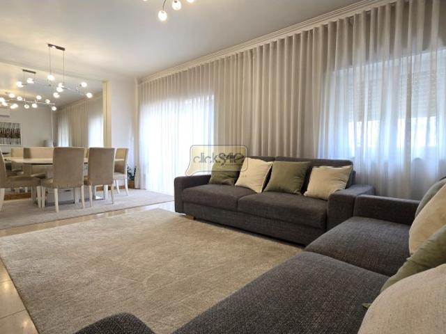 Apartamento T4 Remodelado com Varandas e Parqueamento Póvoa de Santo Adirão