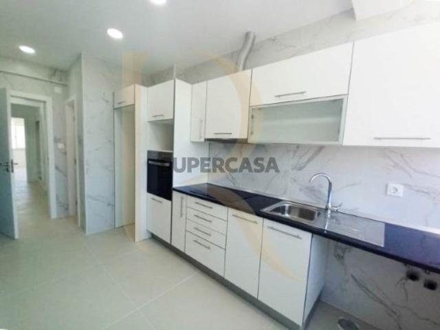 Apartamento T4 remodelado no Laranjeiro Almada