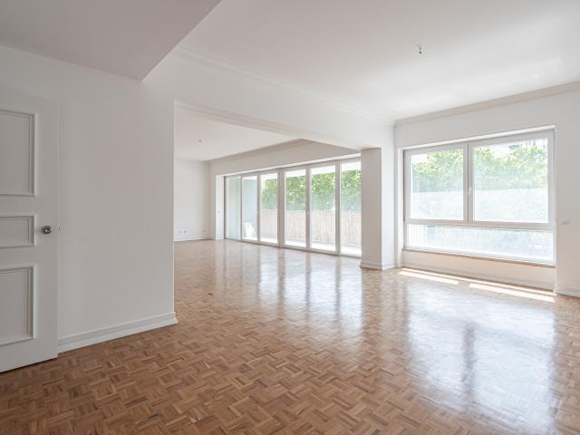 APARTAMENTO T4 REMODELADO EM LISBOA AMOREIRAS