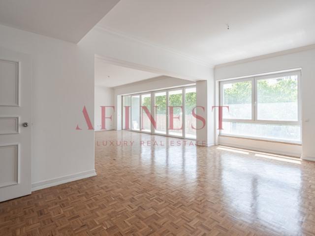 APARTAMENTO T4 REMODELADO EM LISBOA AMOREIRAS