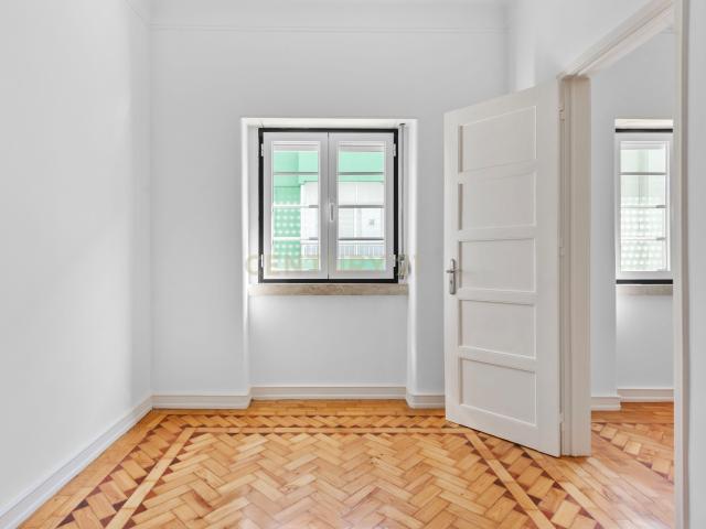Apartamento T4 remodelado para venda no Bairro de Santos