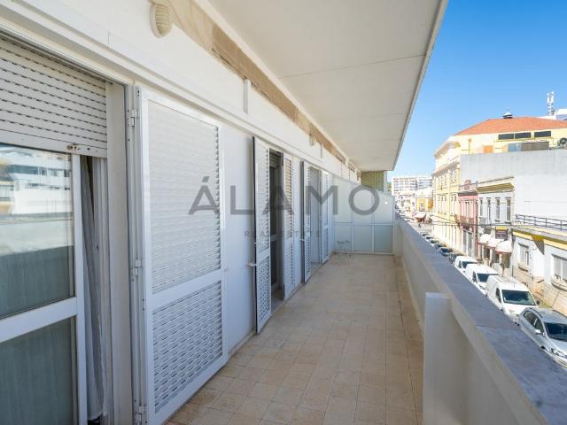 Apartamento T4 Renovado com Amplos Espaços Exteriores no Cen. 199m² Loulé São Clemente
