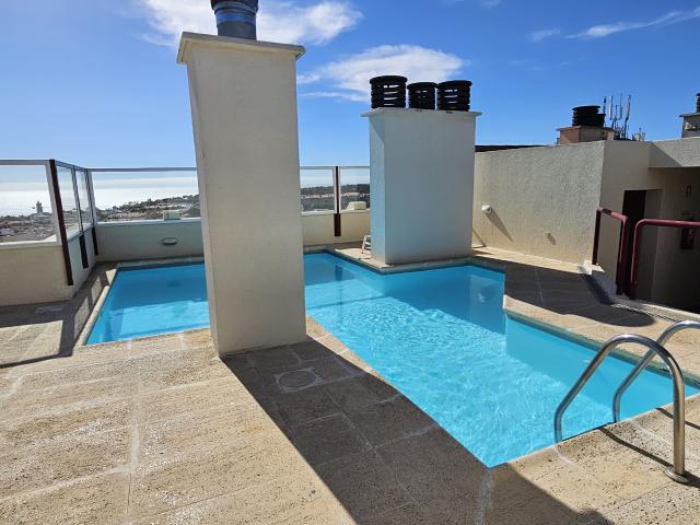 Apartamento T4 renovado com piscina e vista de mar no Bairro do Rosário em Cascais