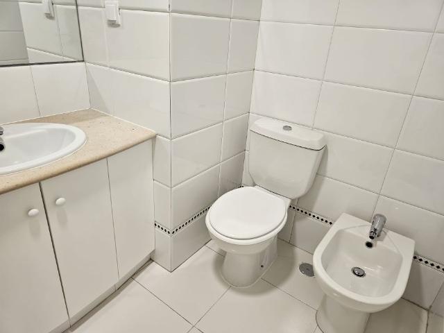 Apartamento T4 renovado com piscina e vista de mar no Bairro do Rosário em Cascais