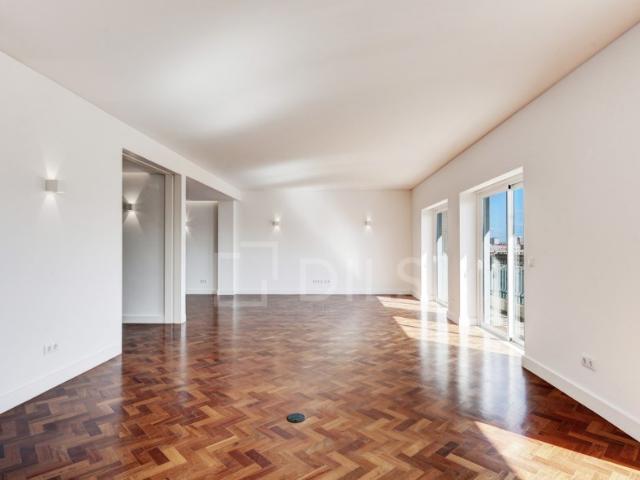 Apartamento T4 renovado, com varanda e garagem na Avenida da República