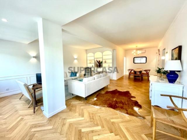Apartamento T4 renovado na Estrela, Lisboa