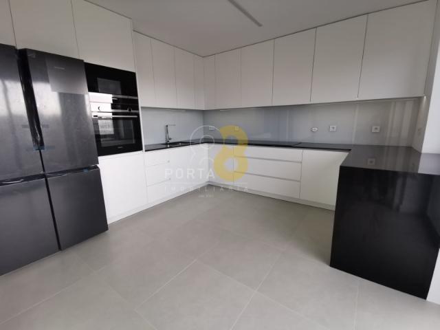 Apartamento T4 recuado, novo, em Matosinhos, com terraço, dois lugares de garagem e arrumo