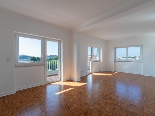 Apartamento T4 sem móveis para arrendamento em Arroios