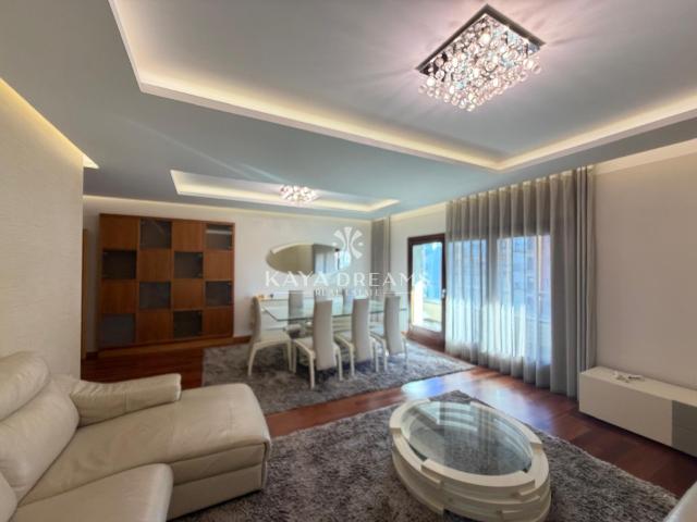 Apartamento T4 Semi Mobilado com Varanda Ampla e Box para 2 Carros | Colinas do Cruzeiro, Odivelas