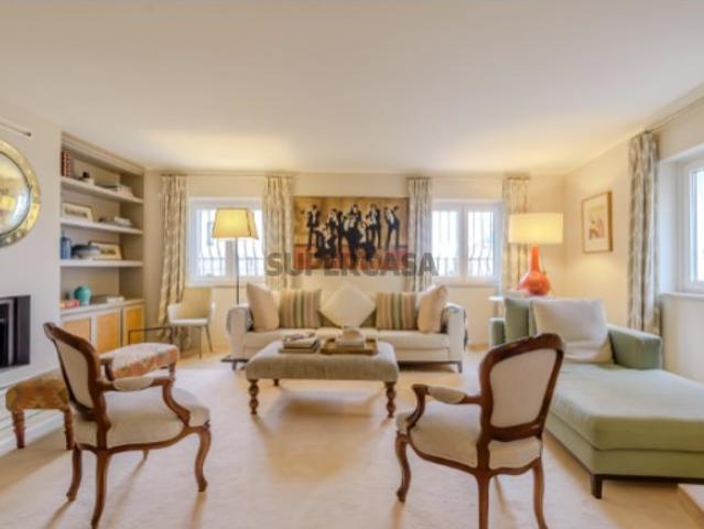 Apartamento T5+1 triplex, na Lapa, em Lisboa