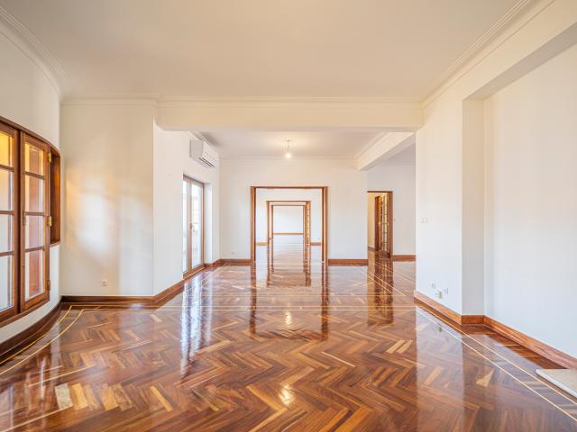 Apartamento T5, Varandas, 2 estacionamentos e Terraço Privativo Avenida da República Lisboa