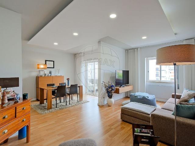 Apartamento T5 à venda em Oeiras e São Julião da Barra, Paço de Arcos e Caxias, Oeiras RE/MAX Portugal