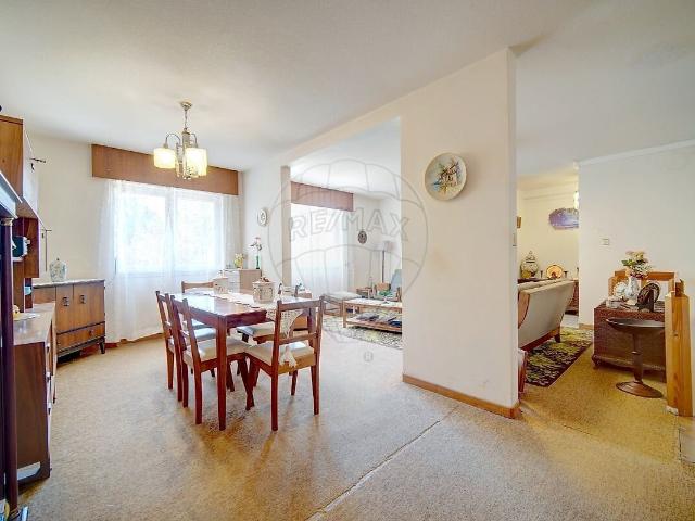 Apartamento T5 à venda em Santo António dos Cavaleiros e Frielas, Loures RE/MAX Portugal