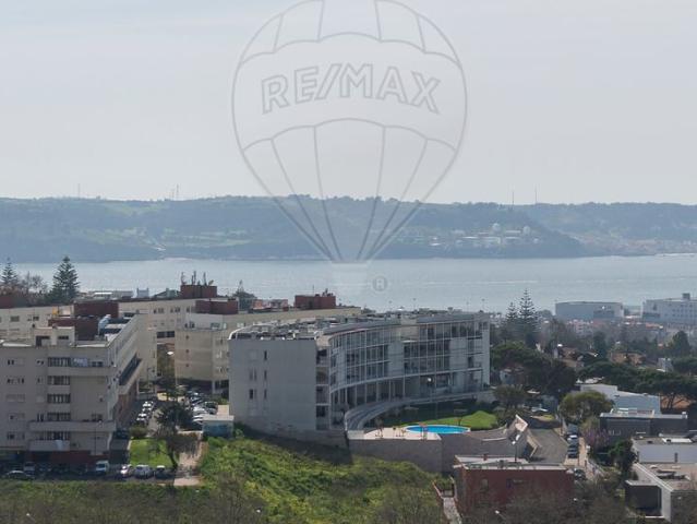 Apartamento T5 à venda em Torres do Restelo