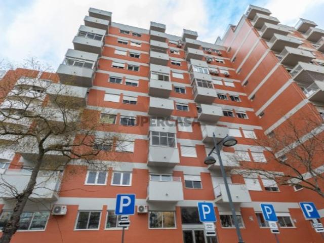 Apartamento T5 com 219 m² e Varandas em São Domingos de Benfica Excelente Potencial de Remodelação
