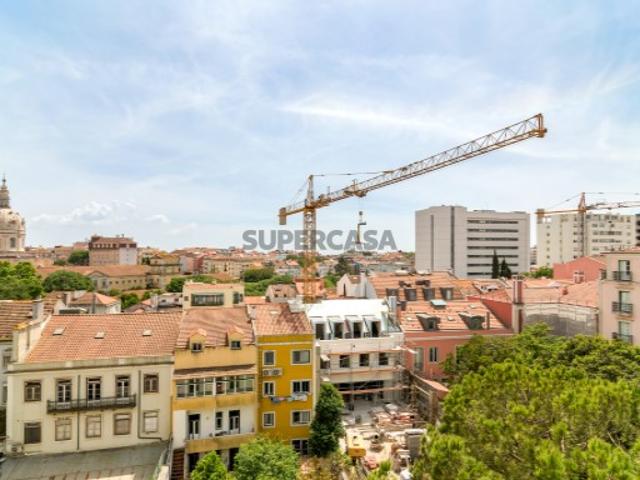 Apartamento T5 com garagem na Estrela