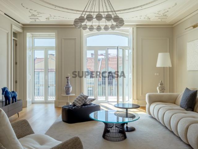 Apartamento T5 com garagem, nas Avenidas Novas, Lisboa
