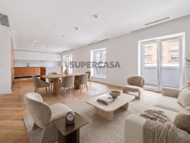 Apartamento T5 com duas varandas e estacionamento nas Avenidas Novas