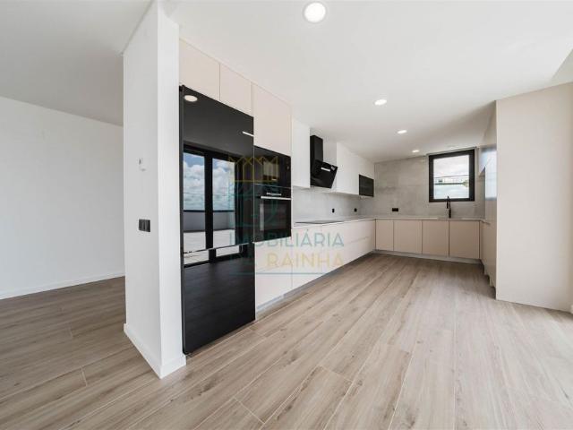 Apartamento T5 com Piscina e Garagem – Caldas da Rainha