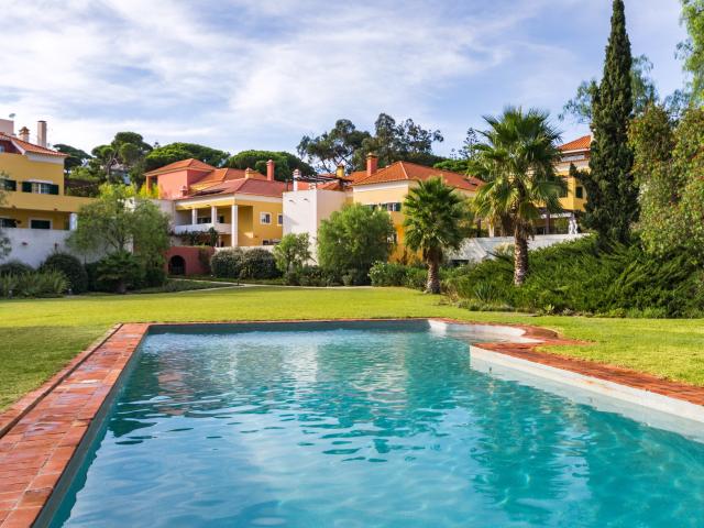 Apartamento T5 com terraço virado a Sul, em condomínio fechado no Estoril