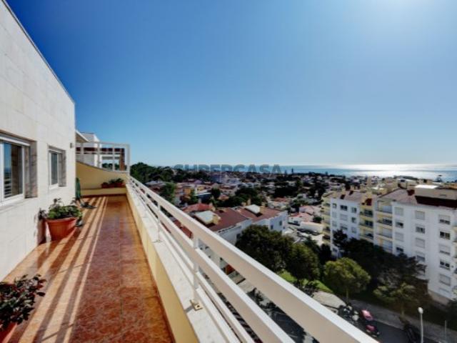 Apartamento T5 em Carcavelos com terraço, vista mar e garagem