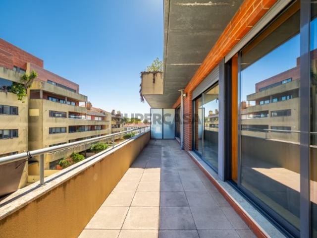 Apartamento T5 com terraço em condomínio fechado Porto