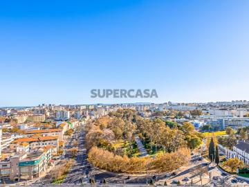 Apartamento T5 com varanda, para obras totais no Lumiar, Lisboa