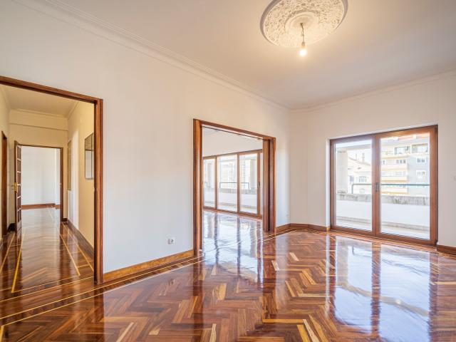 Apartamento T5, Cozinha Equipada, Varandas e Terraço Privativo Avenida da República Lisboa