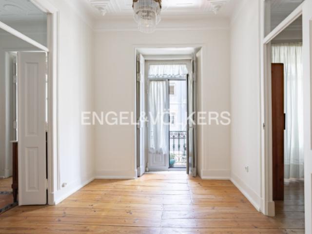 Apartamento T5 de charme junto à Praça José Fontana
