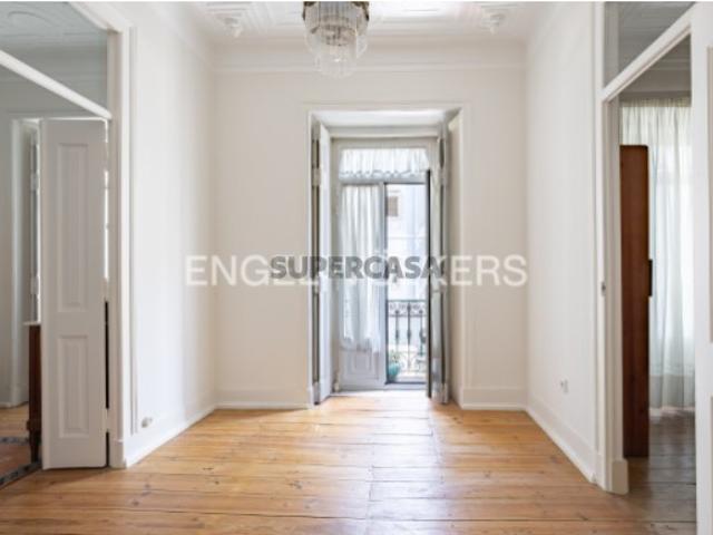 Apartamento T5 de charme junto à Praça José Fontana
