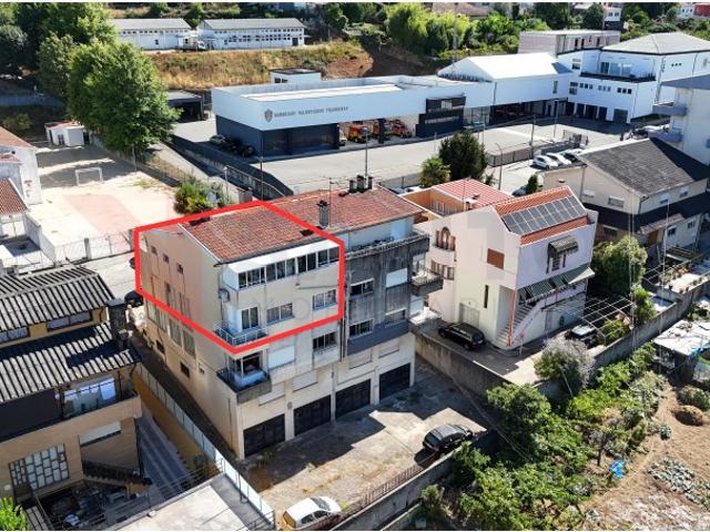 Apartamento T5 dividido por T3 Triplex e T1