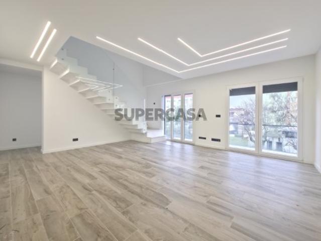 Apartamento T5 Duplex 2 Lugares de Garagem Vista Panorâmica Rio Tejo e Lisboa Vale Figueira 895.000€