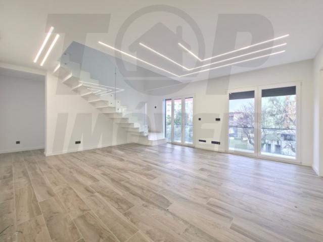 Apartamento T5 Duplex 2 Lugares de Garagem Vista Panorâmica Rio Tejo e Lisboa Vale Figueira 895.000€