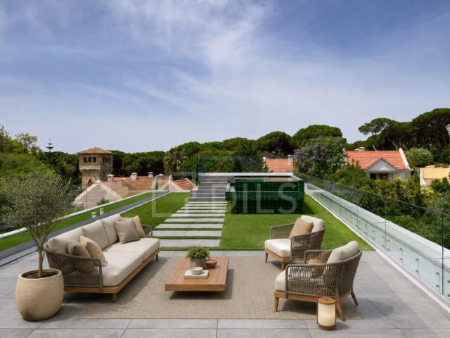 Apartamento T5 duplex, com piscina privativa, no Estoril junto do Casino