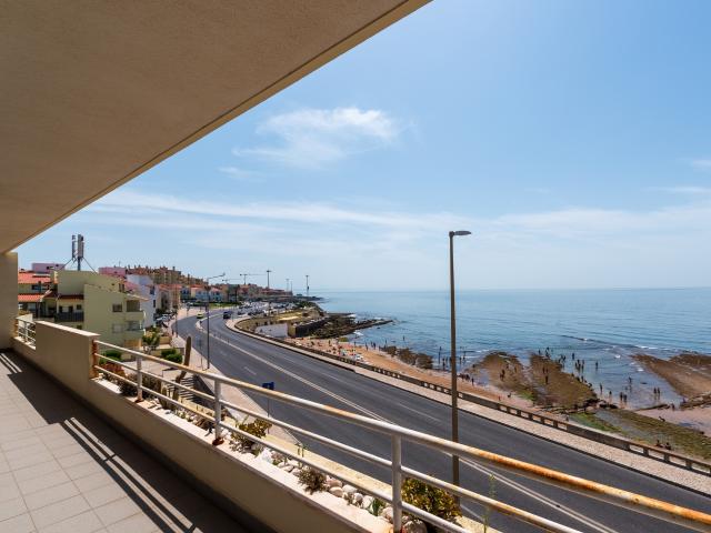 Apartamento T5, em 1ª linha de mar, com 209 m² Parede