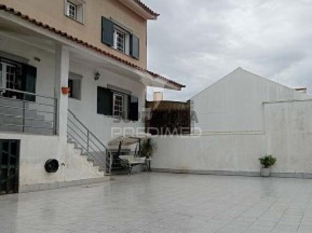 Apartamento T5 em Aradas
