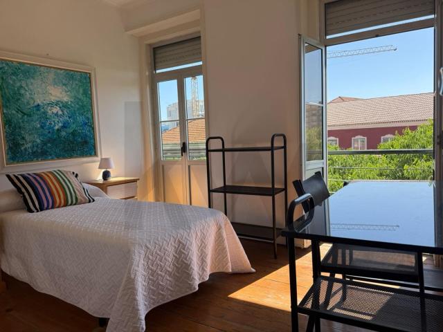 Apartamento T5 em Campo de Ourique – Localização Privilegiada no Coração de Lisboa