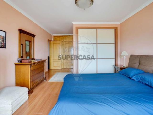 Apartamento T5 em Carcavelos e Parede