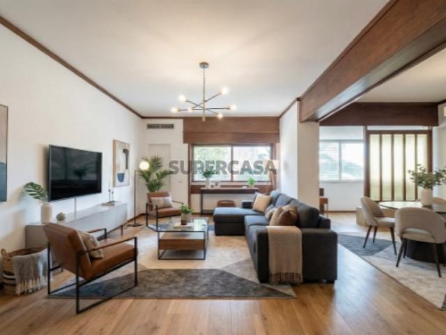 Apartamento T5 em Miraflores