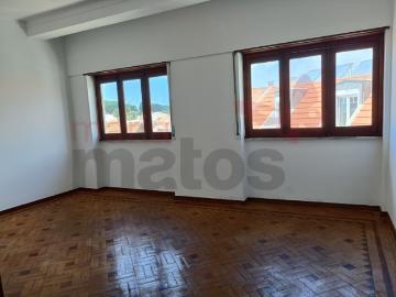 Apartamento T5 localizado na Freguesia da Lourinhã