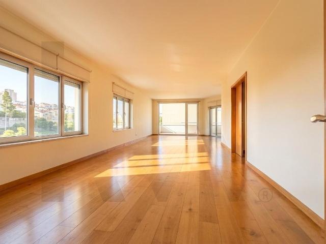 Apartamento T5 no Parque das Nações Sul com terraço e vistas. 206m² Santa Maria Maior