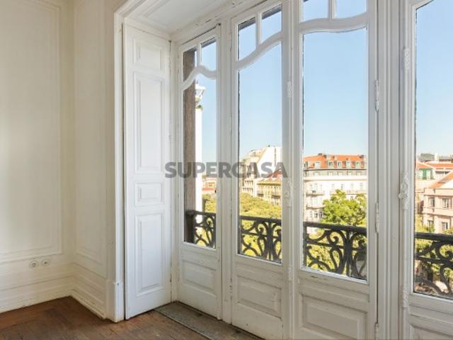 Apartamento T5 para remodelação total, em Lisboa