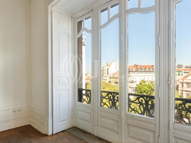 Apartamento T5 para remodelação total, em Lisboa