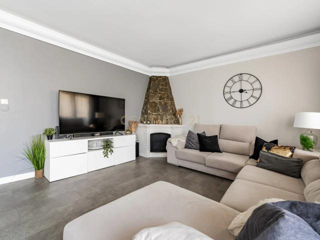 Apartamento T5 Renovado com Sótão em Paio Pires