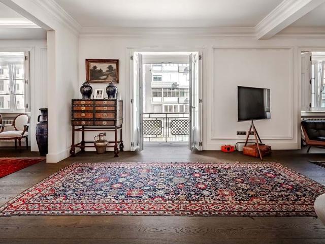 Apartamento T6 totalmente remodelado, para venda entre a Avenida da Liberdade e o Marquês de Pombal