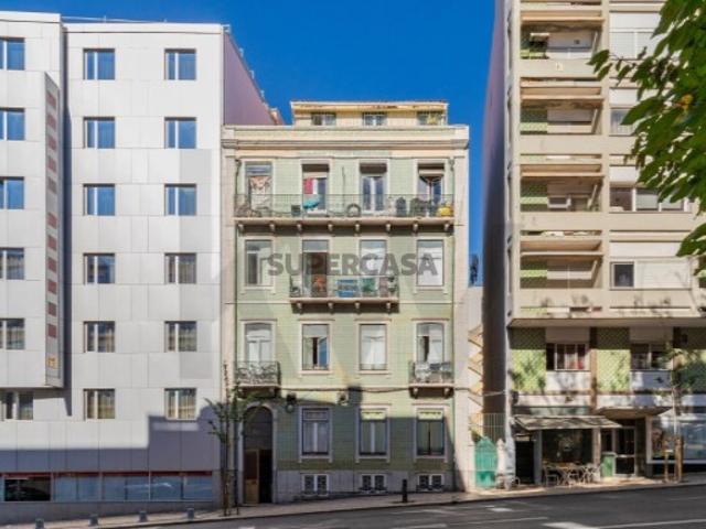 Apartamento T6 com Logradouro no Coração de Lisboa Rua Conde Redondo