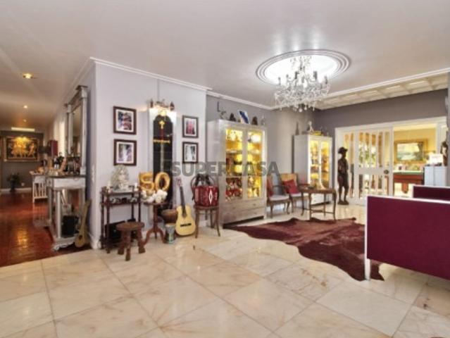 Apartamento T6 com Terraço e Vista 360º em Campolide 314m²